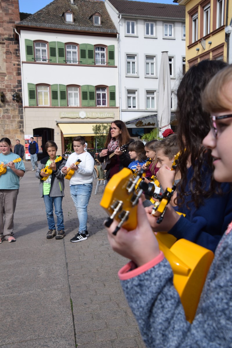 Musizieren für den Frieden: Kleines Straßenkonzert der 4c