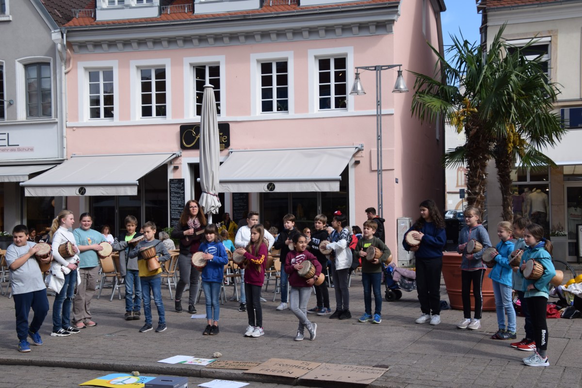 Musizieren für den Frieden: Kleines Straßenkonzert der 4c
