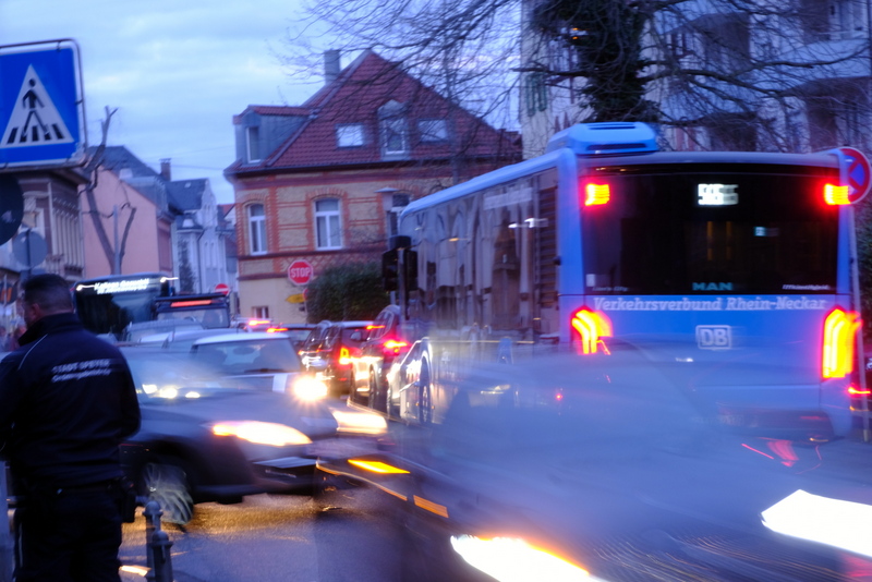 Verkehrschaos vor der Schule