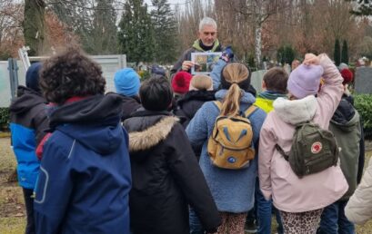 Die Klasse 3b beim Nistkastenprojekt