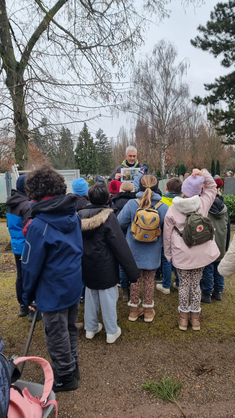 Die Klasse 3b beim Nistkastenprojekt Die Klasse 3b beim Nistkastenprojekt